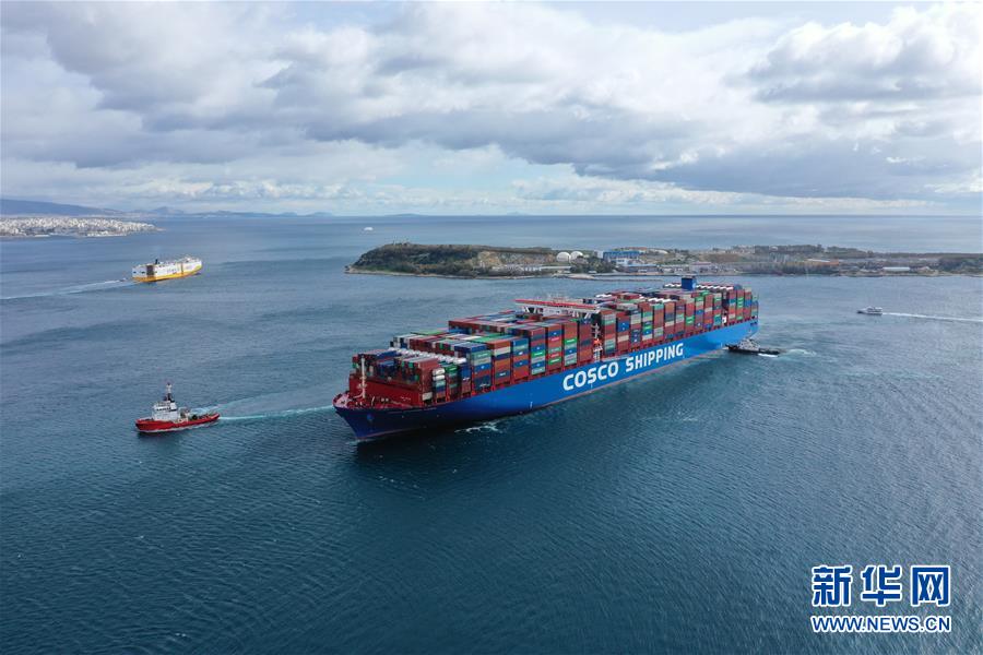 中国超大型集装箱货轮抵达希腊比港