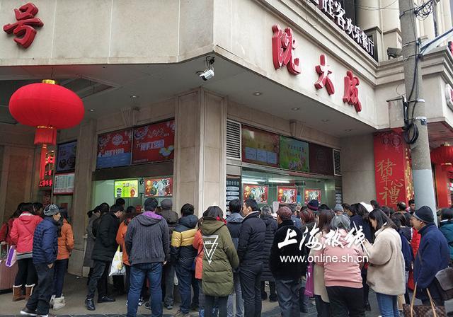上海市民周末抢购汤圆 人气最高还是他 需等2小时排两次队