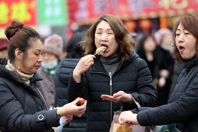 参会人次32万！萝卜·元宵·糖球会海云庵会场开街首日人山人海