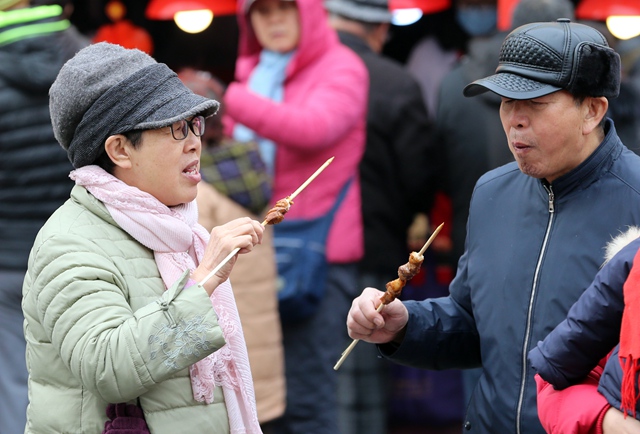 参会人次32万！萝卜·元宵·糖球会海云庵会场开街首日人山人海