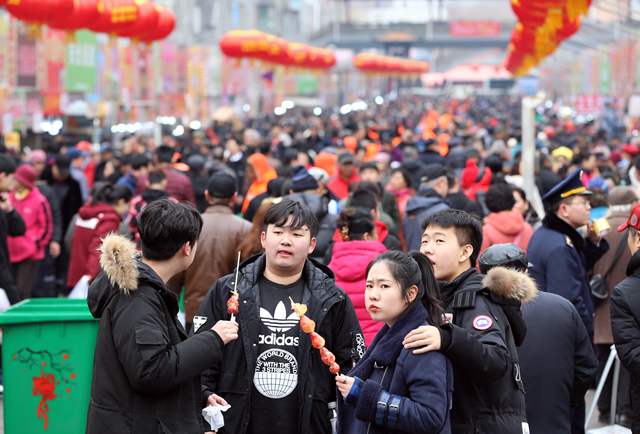 参会人次32万！萝卜·元宵·糖球会海云庵会场开街首日人山人海