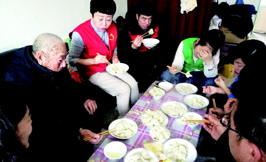 暖心墙爱心阵营入户送温暖 微心愿圆梦已行动