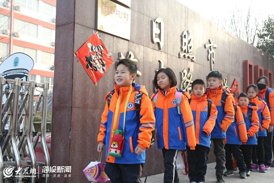 陈平平 实习生 韩文轩)2月21日,日照中小学开学啦