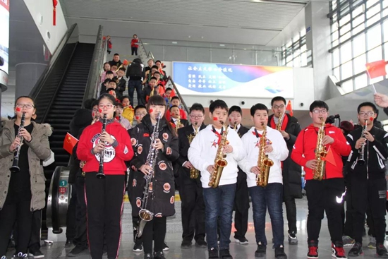 荣成百余名志愿者快闪表白祖国 点燃浓浓爱国