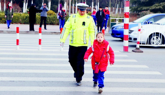 保平安 半岛记者 刘玉凡 通讯员 刘维印胡永绪 报道 25日早晨,城阳交警大队积极部署民警学校周边护导,开展保护中小学生的护卫天使行动,当天出动警力80余名,全区18个护导岗位都有民警护导,有效地保障了孩子们的出行安全。开学前夕,城阳交警大队还联合区教体局、安监局、交通局对全区207辆校车进行安全大检查,对410名驾驶员及照管人员进行安全教育。
