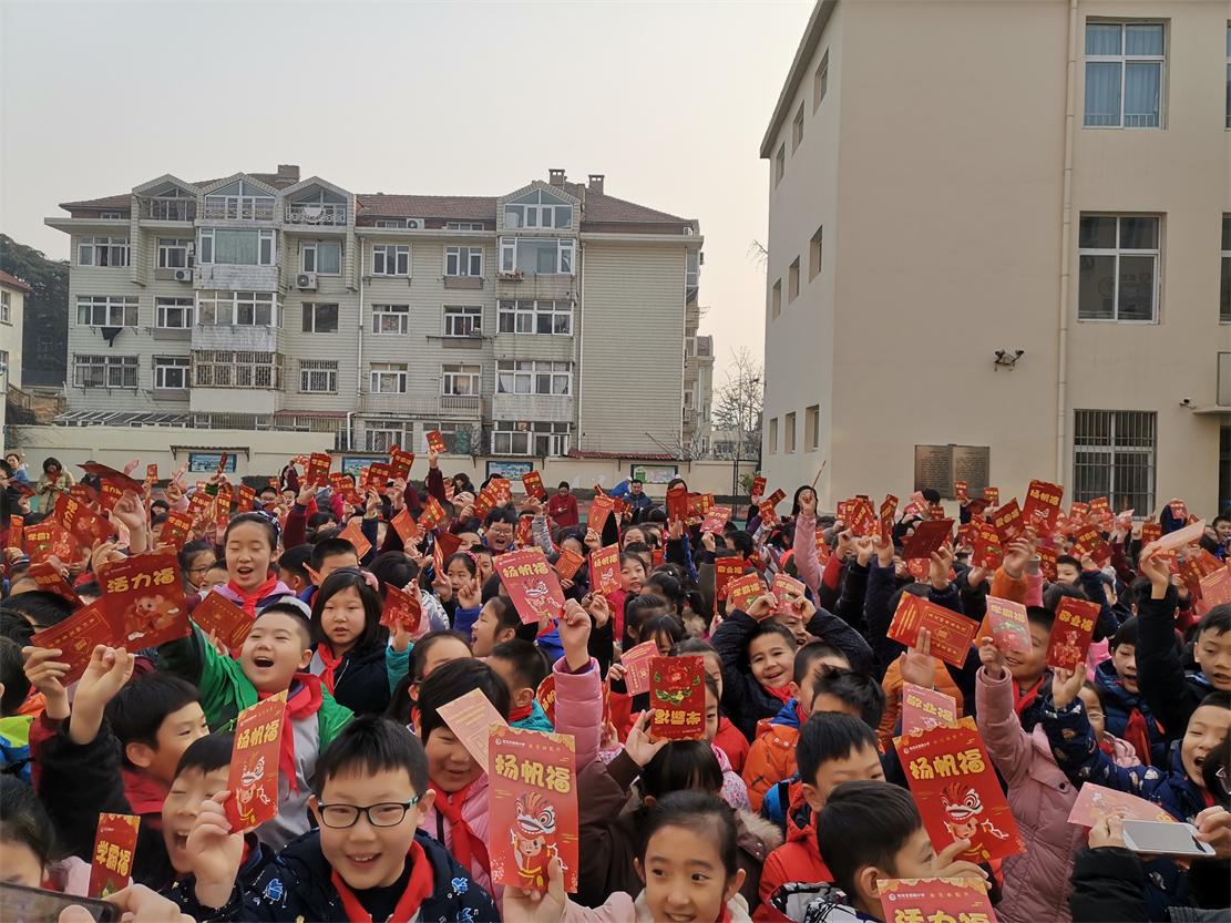 文登路小学开学典礼"硬核"!幸运福袋,流浪地球都来了!