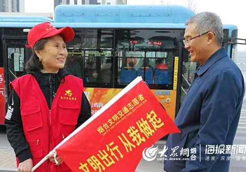 烟台:莱山文艺志愿者协会志愿者情系雷锋月