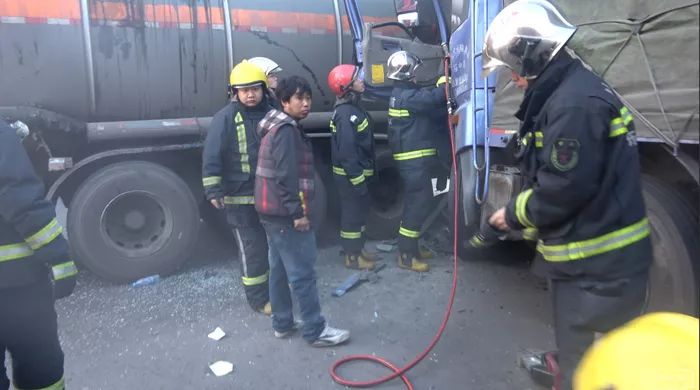 东营：广饶两车相撞1人被困 12名消防员紧张救援