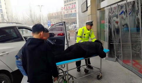 潍坊诸城一男子突发心脏病 交警接力救援