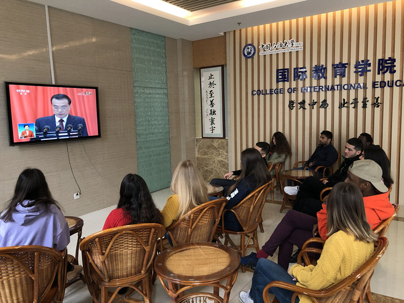 期货开户客户经理几年都不变的吗中国石油大学（华东）师生关注两会，热议政府工作报告