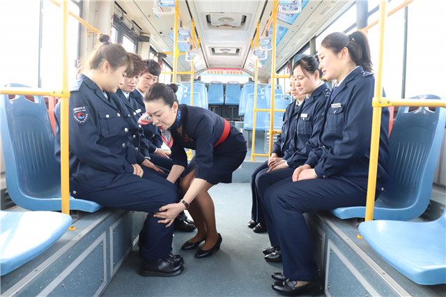 公交乘务员拜师空姐争当公交女神