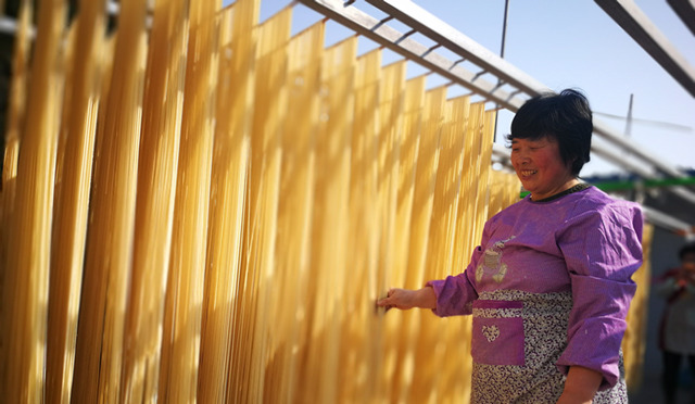 火龙果、紫薯做出网红面条