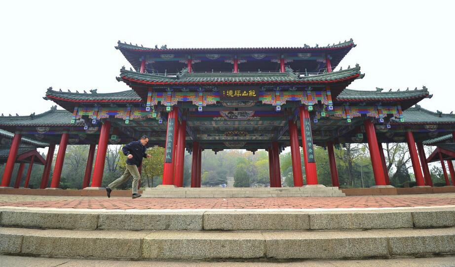 鲍山公园在济南城东的鲍山街道,有一座并不起眼的小山叫做鲍山.