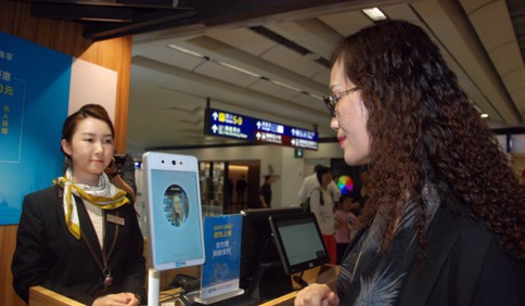 香港机场免税店率先上线刷脸支付 手机没电一样买买买