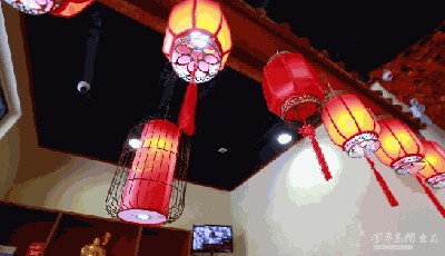柒宝火锅：红色灯笼挂满天花板