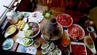 柒宝火锅：人气鸳鸯锅搭配满满一桌新鲜菜品
