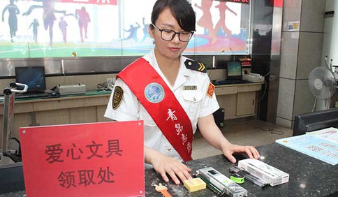 考生留意！青岛市内八个汽车站专门设立高考应急站，有免费文具还能打印准考证