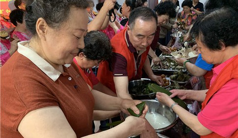 水清沟街道举办端午节趣味吃粽子大赛：小小四角粽，连接五湖四海邻里情