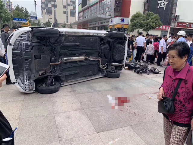 突发青岛辽宁路科技街发生车祸一对母女受伤群众为救人把车掀翻