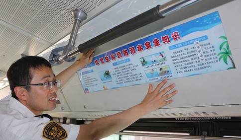 青岛公交司机客串“监护人” 给中小学生增设防溺水宣传