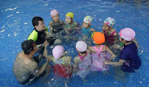 即墨暑期防溺水 游泳教练游泳馆里教溺水急救知识和游泳