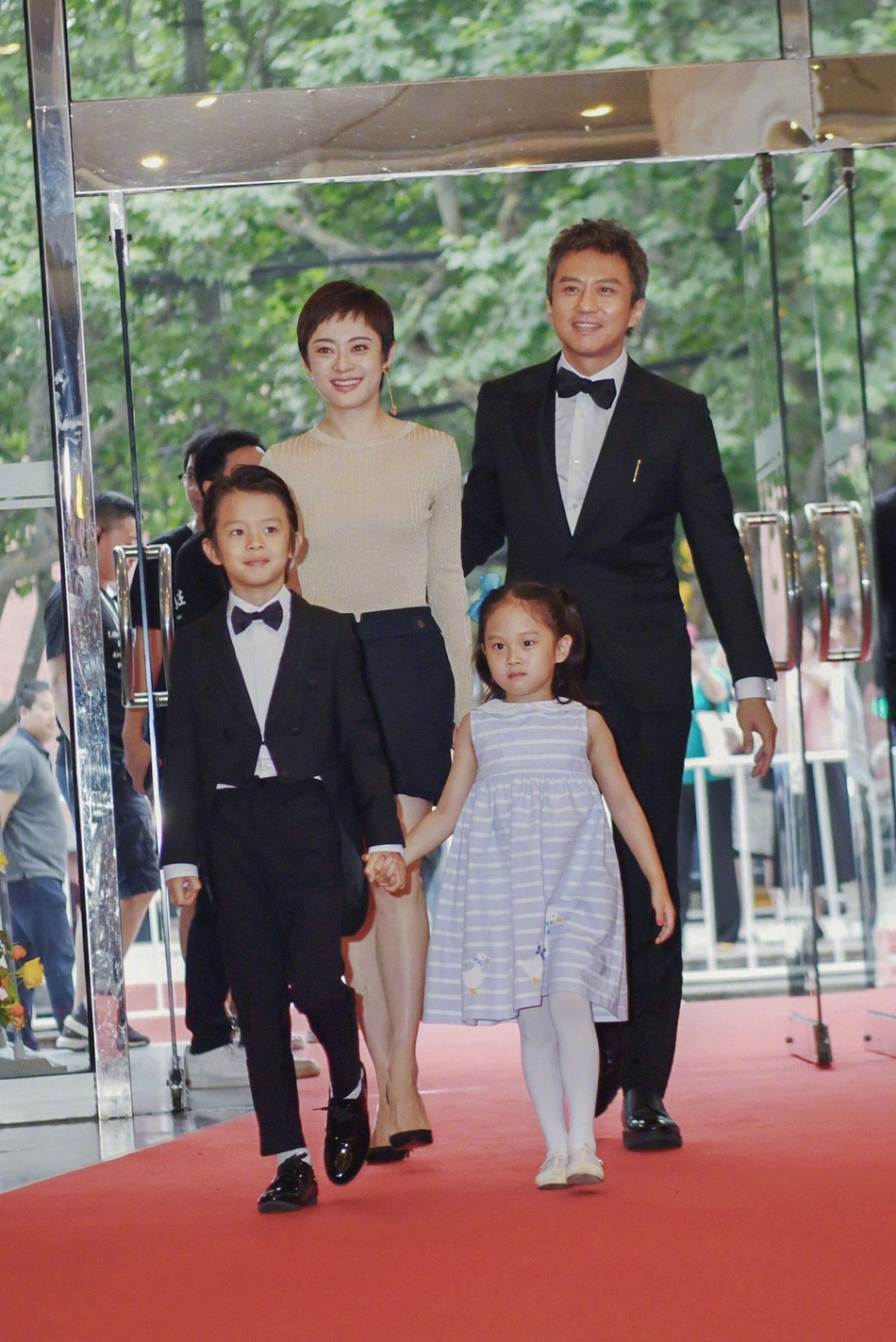 《银河补习班》上海首映 邓超一家四口走红毯,等等小花首次合体公开