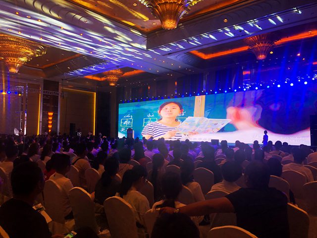 2019年青岛国际教育峰会暨半岛国际人才智库签约仪式举行 教育界大咖、中高考学霸奉上教育成长盛宴