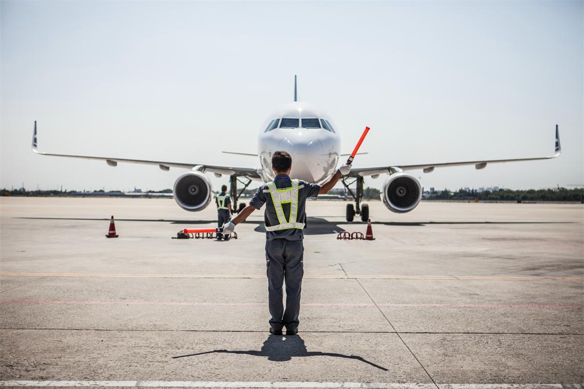 青岛航空机务人的十二时辰与停机坪为伍