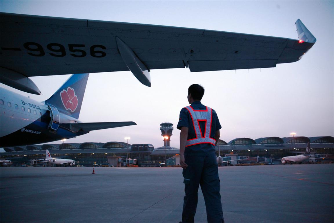 青岛航空机务人的十二时辰与停机坪为伍