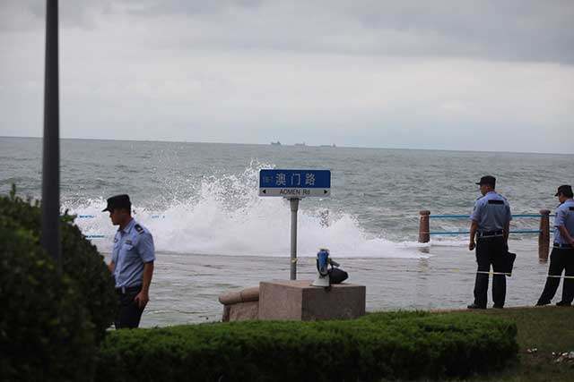 受台风影响 澳门路沿海一线继续封闭