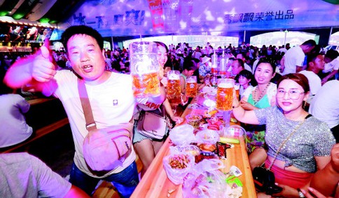 510万人次进城共喝掉2152吨啤酒 啤酒节热度不减