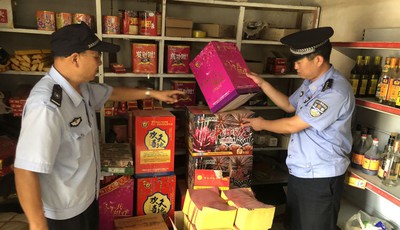 平度警方突击检查烟花爆竹销售网点 保障辖区安全