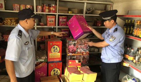 平度警方突击检查烟花爆竹销售网点 保障辖区安全