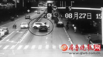 濰坊街頭現(xiàn)暖心事：老人過(guò)馬路 轎車為她擋車流