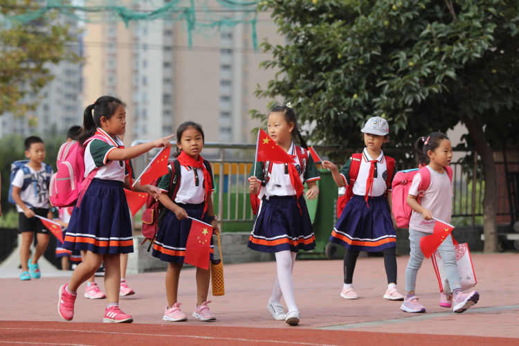 青岛北山二路小学开学第一天 国旗满校园