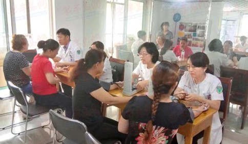 青岛八医第三党建协作组走进李沧九水路社区开展义诊