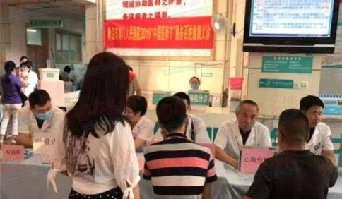 青岛八医开展“中国医师节”服务百姓健康专家义诊活动