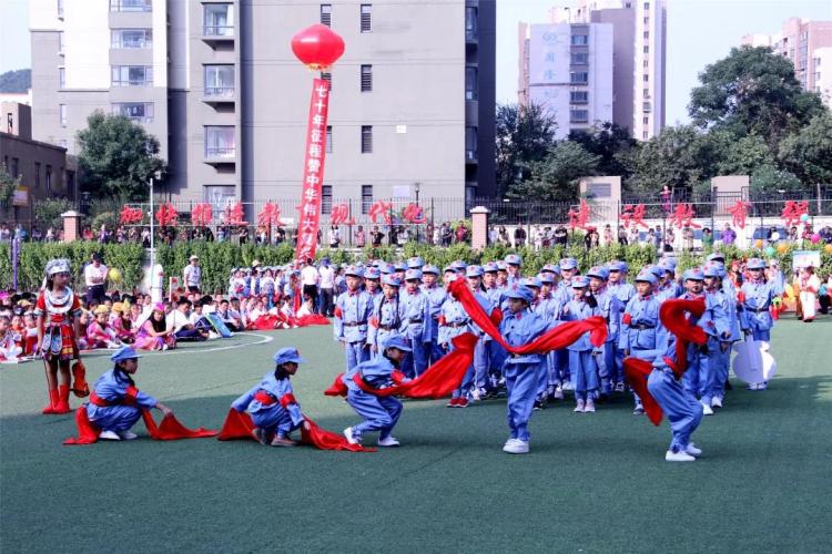 新中国成立70年来的难忘事件青岛启元学校搬上运动会
