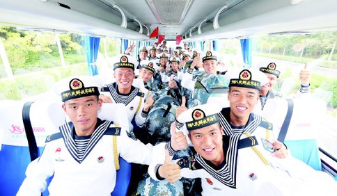 400多名海军方队官兵凯旋返青 沿途引来市民夹道欢迎