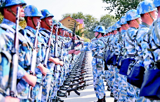 这是军人专属成人礼！北部战区海军某训练基地举行新兵授枪仪式 数千名新兵集体宣誓 半岛网eoi 3114