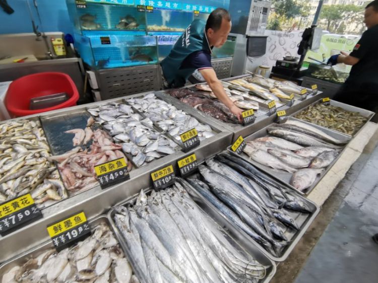 目前青岛海货市场上各种海鲜齐全 量大价低