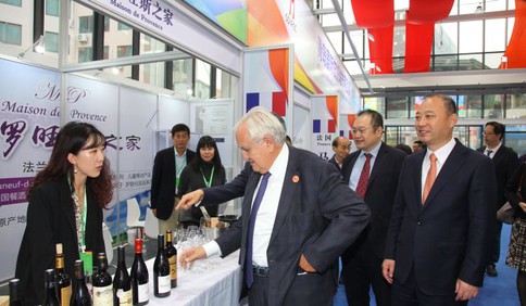 法國前總理拉法蘭為青島國際友城商品展點贊：一場盛事，不同尋常