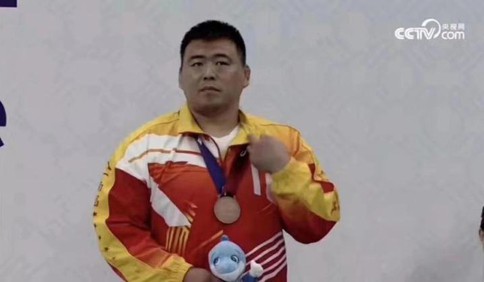 青岛籍摔跤名将邓志伟获世界军人运动会铜牌
