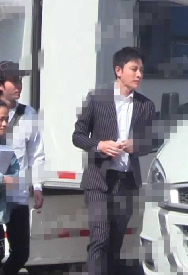 贾乃亮现身剧组神采奕奕似未受李小璐事件影响