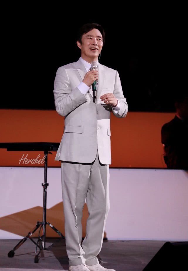 费玉清正式隐退前赚两亿,最后演唱会笑言让歌迷破费