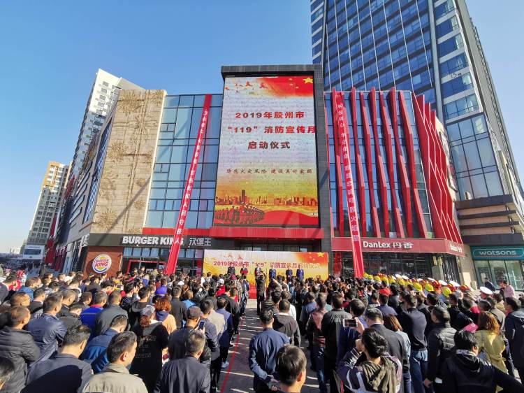 商场起火人员被困？原来是消防应急演练