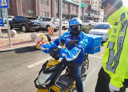 崂山交警开展交通违法专项整治重点查处快递外卖车辆