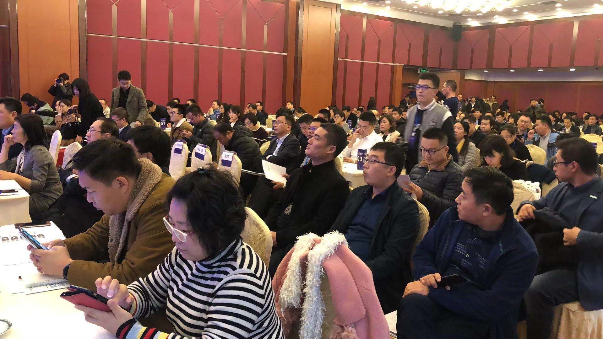 人工智能产业共同体青岛会议百企百景双百对接洽谈会人气火爆百人站着