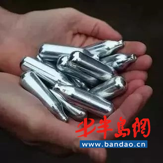 "笑气"学名一氧化二氮,吸食后能致人发笑,是一种麻醉性气体,具有成瘾
