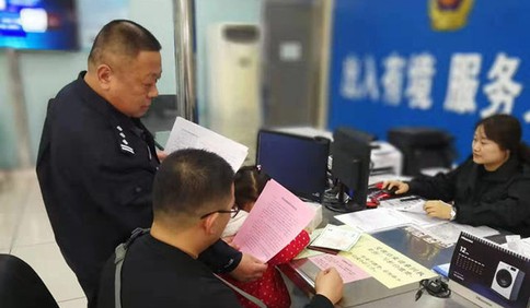 走进社区码头 青岛港航公安宣传禁止燃放烟花爆竹规定